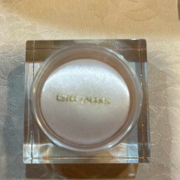 Estée Lauder bundle: Travel size loose powder, limited edition illuminater + bag - Picture 5 of 8